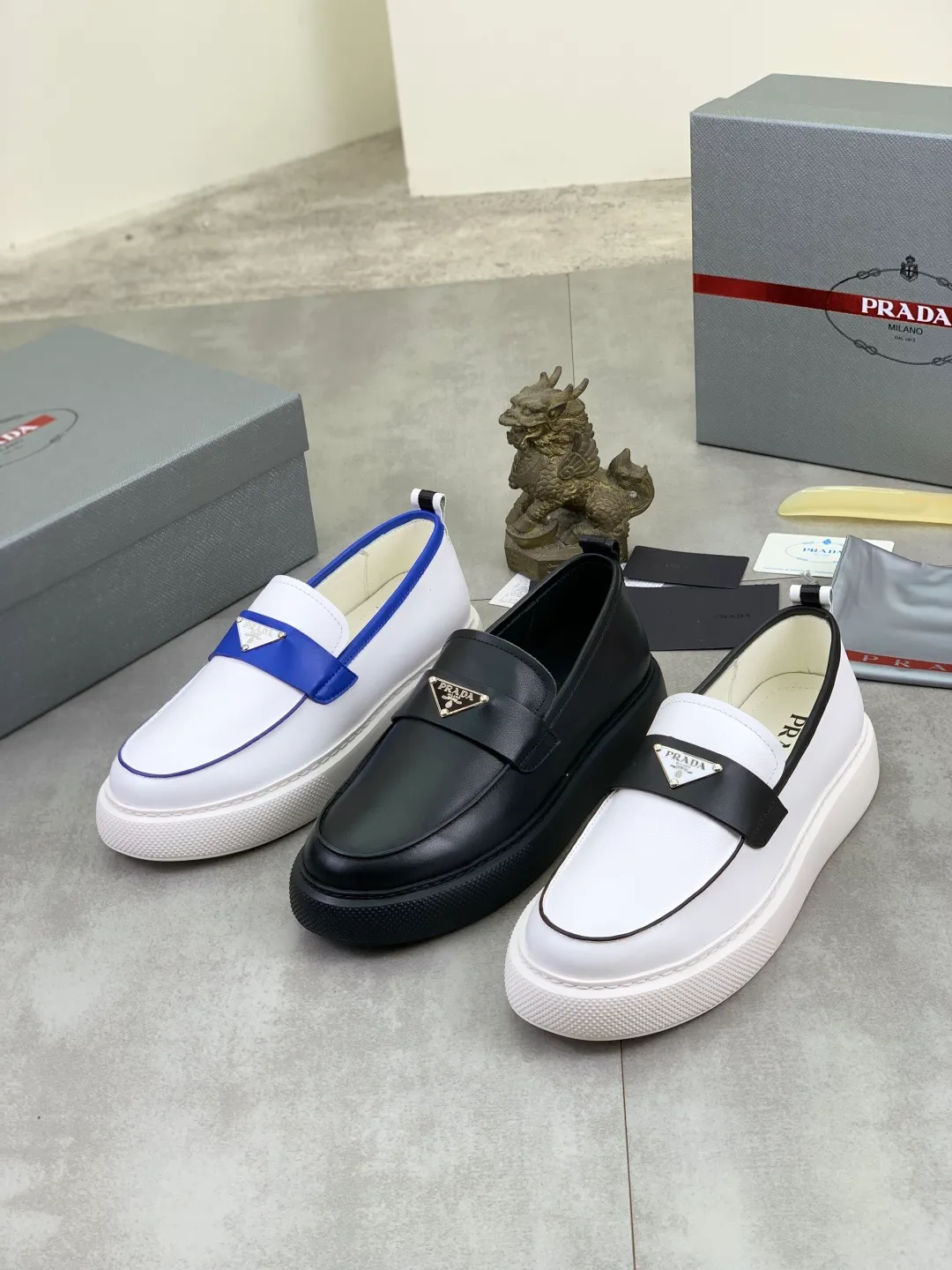 Men's Men's Shoes 💰P560 💰【New Style】 The latest model of high-quality PRADA classic men's shoes has been launched on the official website in 1:1 copy, synchronized in Hong Kong and on the same catwalk; all made of calfskin➕imported cowhide lining, 🍡🍡original rubber outsole, non-slip and wear-resistant; comfortable on the feet, attractive style, fine workmanship, and simple and neat shoe lasts, showing the courage and toughness of men, 👍sizes 38 to 44 (45 can be customized) black and white Blue color🉑️choose
